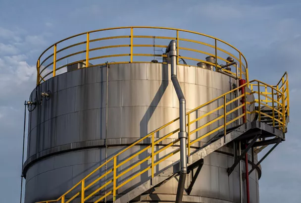 Инженеры создали компактный и недорогой прибор для измерения уровня нефти в резервуарах