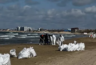 На центральном пляже Анапы завершают работы по очистке после выброса нефтепродуктов