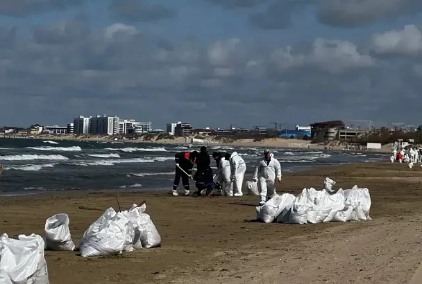 На центральном пляже Анапы завершают работы по очистке после выброса нефтепродуктов