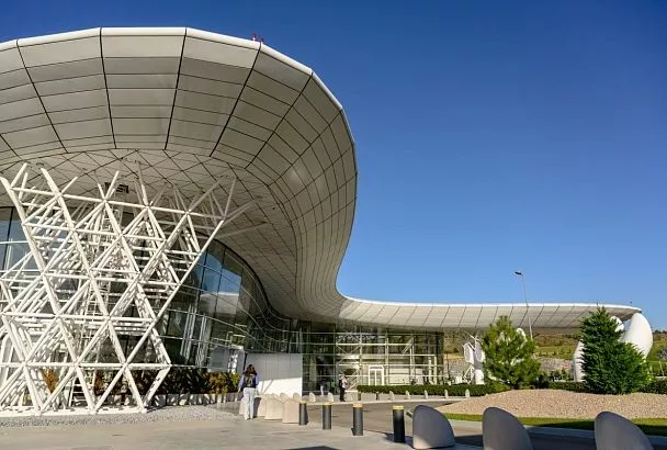В Геленджике включили сирены и закрыли аэропорт