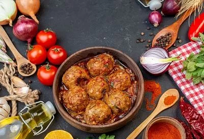 Вместо Оливье делаем «Ёжики» из фарша. Всего 30 минут в духовке, и теплое блюдо украсит праздничный стол