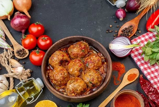 Вместо Оливье делаем «Ёжики» из фарша. Всего 30 минут в духовке, и теплое блюдо украсит праздничный стол