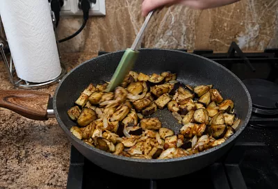 Синенькие со сметаной и чесноком: как жарить с минимумом масла