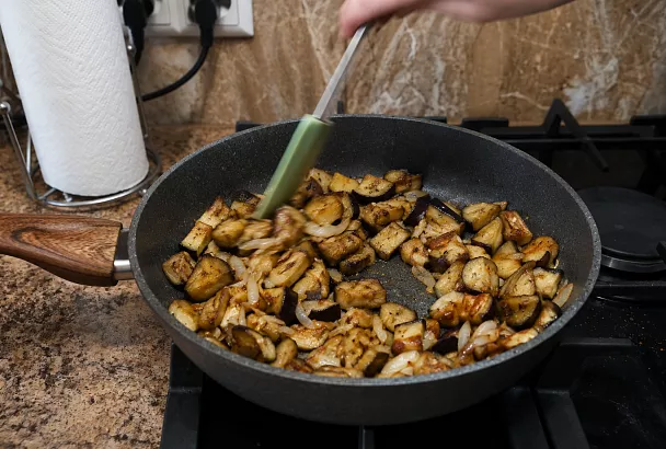Синенькие со сметаной и чесноком: как жарить с минимумом масла