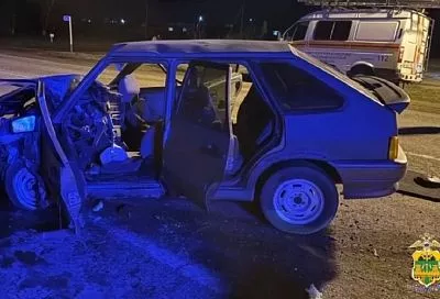 На Кубани в ДТП на встречке погиб 18-летний водитель ВАЗа, его четверо пассажиров пострадали