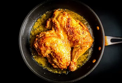 Курица по Высоцкому, но по-Обломовски: рецепт с характером, перцем и сметаной