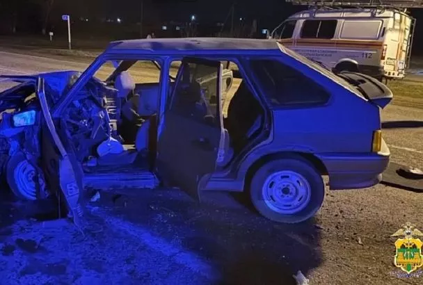 На Кубани в ДТП на встречке погиб 18-летний водитель ВАЗа, его четверо пассажиров пострадали