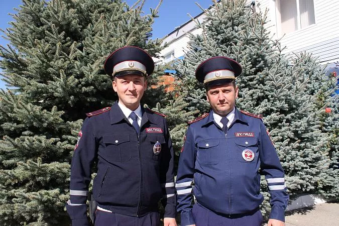 Старший лейтенант полиции Владимир Перепелицын и лейтенант полиции Петр Кондратьев (Инспекторы ДПС ОМВД России по Лабинскому району)