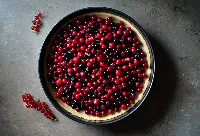 Пирог со смородиной на сметанной заливке: просто и по-домашнему