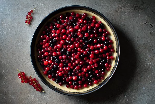 Пирог со смородиной на сметанной заливке: просто и по-домашнему