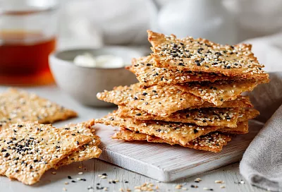 Хрустящие крекеры из муки и растительного масла: проще и вкуснее не бывает