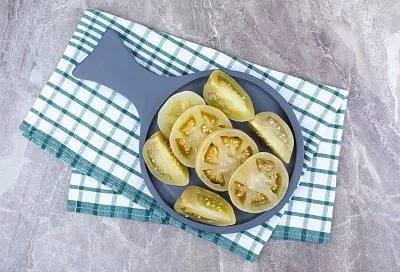 Соленые зеленые помидоры не поздно готовить и зимой. Идеальная закуска к мясу или рыбе