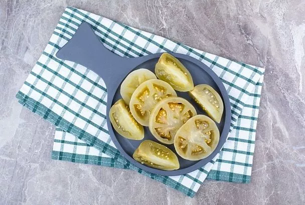 Соленые зеленые помидоры не поздно готовить и зимой. Идеальная закуска к мясу или рыбе