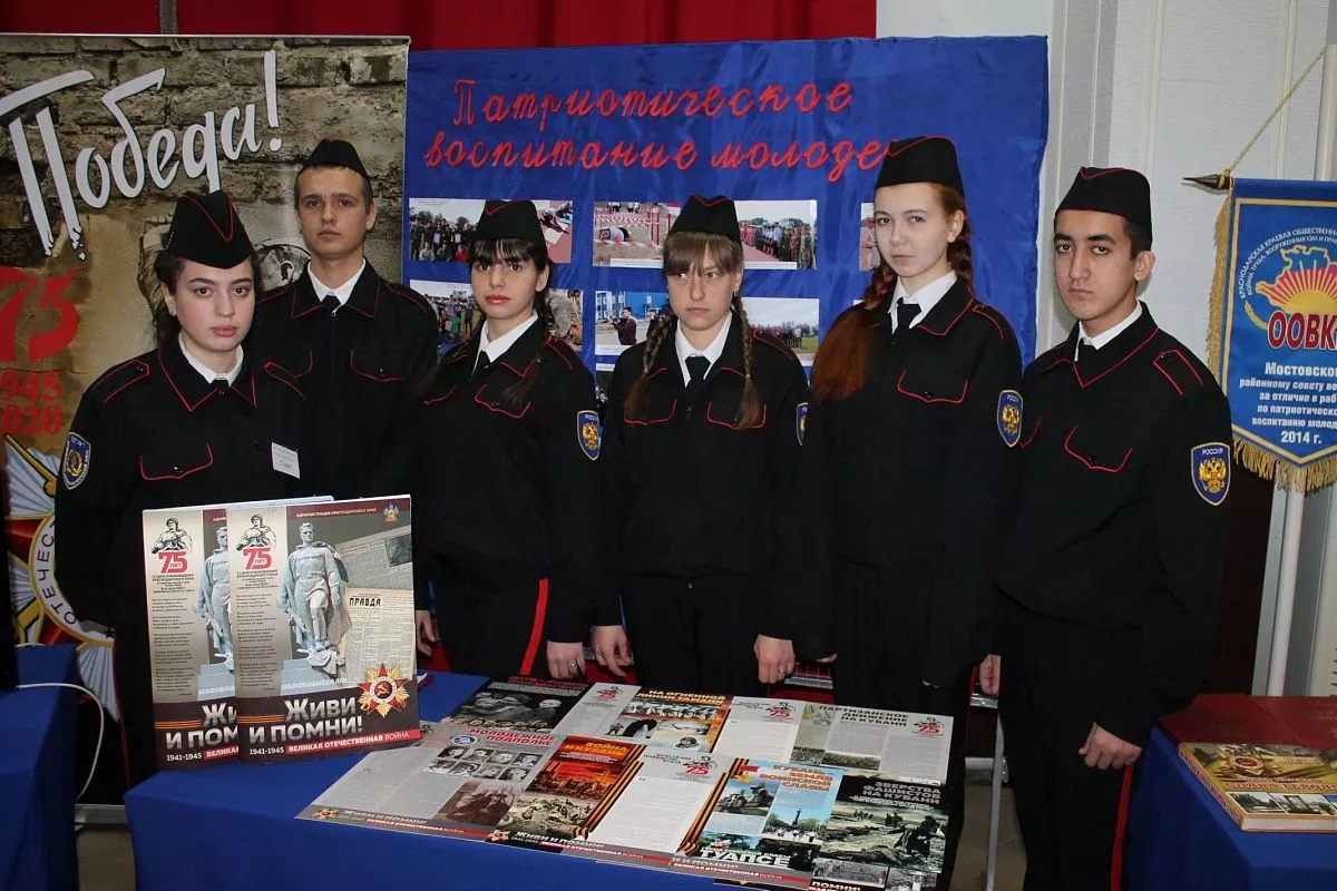 Воспитанники военно-патриотических клубов района продемонстрировали свое мастерство по разборке и сборке автомата и строевые приемы с оружием.