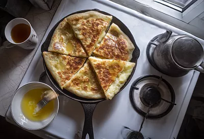 Татарские лепёшки с картофельной начинкой на сковороде