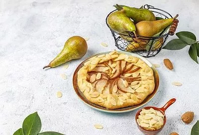 Шарлотка с грушами и без муки: просто невероятно, какая воздушная и сочная