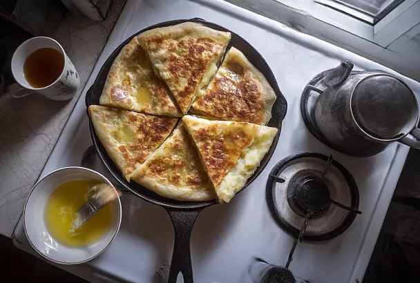 Татарские лепёшки с картофельной начинкой на сковороде