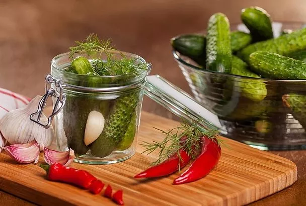 Беру огурцы, заливаю ледяной водой — 24 часа и готовы! Малосолим в жару холодным способом