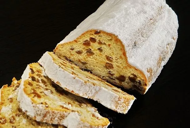 Сначала хрустит, потом - тает во рту - кекс с курагой и изюмом, который сводит с ума! А готовится в считанные минуты