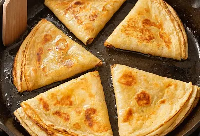 Слоеные лепешки на сковороде, нужны кипяток  и мука: слоистые хрустящие — проще не бывает