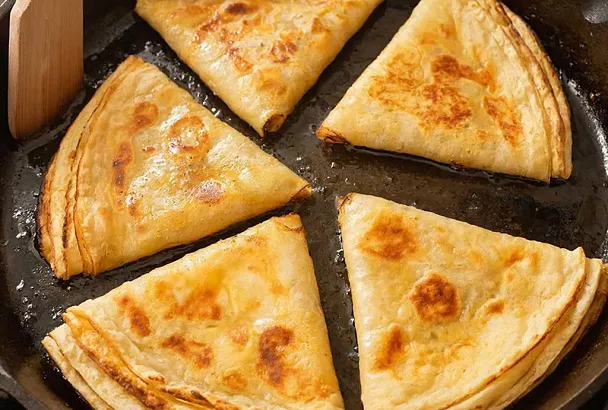 Слоеные лепешки на сковороде, нужны кипяток  и мука: слоистые хрустящие — проще не бывает