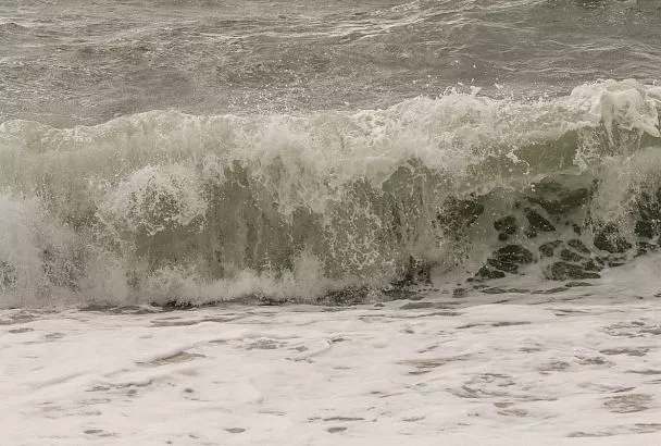 Шторм и волны до двух метров в море прогнозируют в Сочи и Сириусе