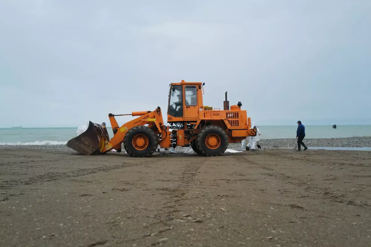 Более 32,2 тыс. кубометров загрязненного грунта и водомазутной смеси собрали в Туапсе 