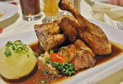 Забыла, когда в последний раз жарила курицу, потому что утка, томленная в духовке, получается в сто тысяч раз вкуснее и сочнее! Пошаговый рецепт