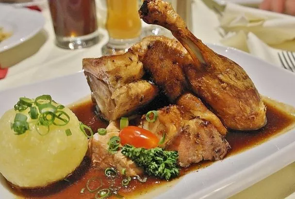 Забыла, когда в последний раз жарила курицу, потому что утка, томленная в духовке, получается в сто тысяч раз вкуснее и сочнее! Пошаговый рецепт