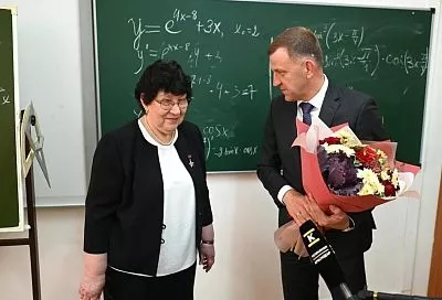 Глава Краснодара Евгений Наумов поздравил с наступающим профессиональным праздником заслуженного учителя РФ Раису Копелевич