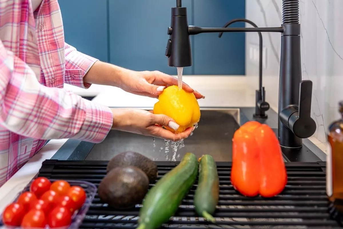 Тщательно мойте фрукты и овощи, чтобы не заболеть. Тщательно мойте фрукты и овощи, чтобы не заболеть.