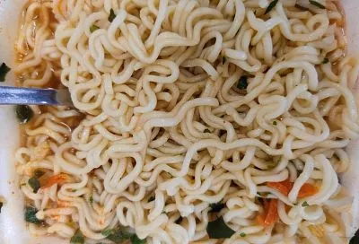 Быстро – не всегда хорошо: диетолог назвала пять причин никогда не есть эту лапшу