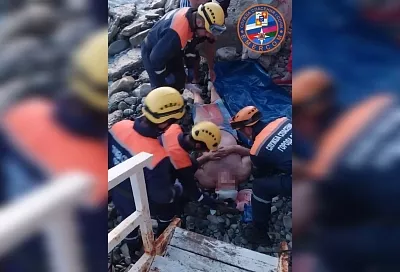 Спасатели эвакуировали мужчину, упавшего с берегоукрепительных сооружений в Сочи