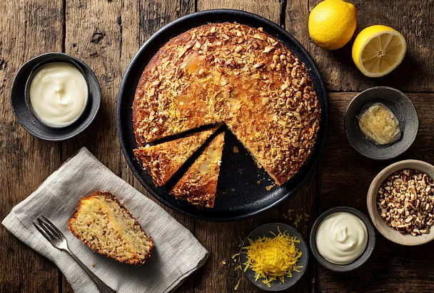 Лимонный торт «настаивается сам»: влажные коржи, сметанный крем и яркий цитрусовый вкус