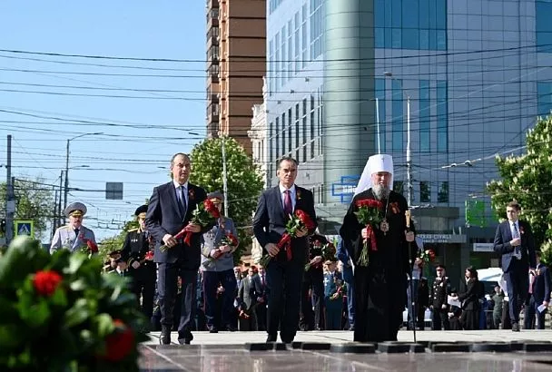 Губернатор Вениамин Кондратьев возложил цветы к Вечному огню в Краснодаре