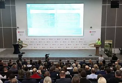 Оксана Лут и Вениамин Кондратьев пообщались с фермерами на выставке «ЮГАГРО-2025» в Краснодаре