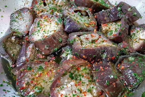 Летом всегда есть запас уксуса, так как каждые три дня муж просит сделать ему новую порцию маринованных баклажанов