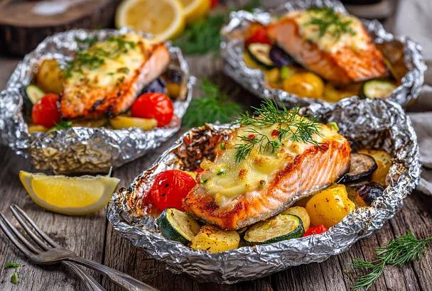 Стейк лосося в сырной корочке с овощами – ресторанное блюдо за 20 минут, семья в восторге