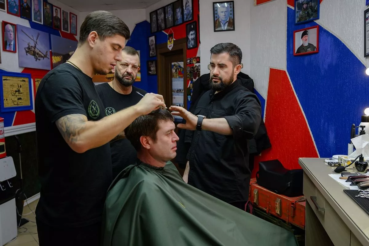 Артур бесплатно делится секретами своего мастерства со своими учениками - участниками СВО. Артур бесплатно делится секретами своего мастерства со своими учениками - участниками СВО.