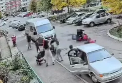 Мужчина избил мопедиста, наехавшего на его 5-летнюю дочь во дворе многоэтажки в Краснодаре