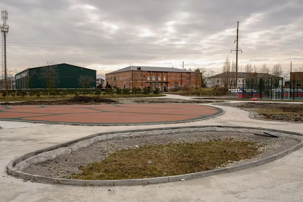 В самом центре хутора Новоукраинского, рядом с Домом культуры и спортивным клубом «Лидер», появится новая общественная территория – современный парк площадью 2,3 гектара. В самом центре хутора Новоукраинского, рядом с Домом культуры и спортивным клубом «Лидер», появится новая общественная территория – современный парк площадью 2,3 гектара.