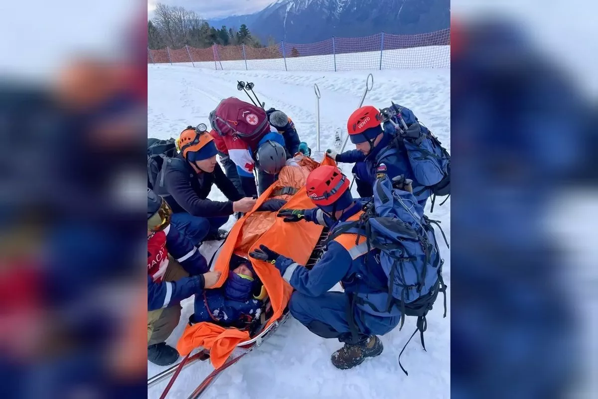 Спасатели эвакуировали травмированную туристку в горах Сочи