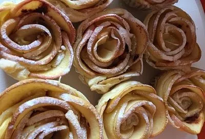 Свекровь привезла с дачи два ведра яблок, а я только рада - испеку из них много вкусных десертов. Но сначала - красивейшие розы из яблочных «лепестков»