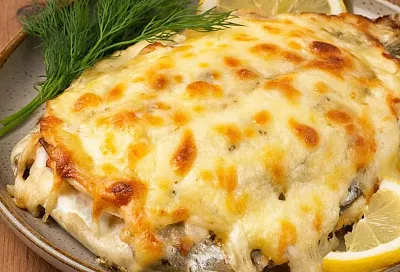 Минтай под сырной шапочкой в духовке: рыба получается сочной,  настоящий шедевр за минуту, а стоит копейки
