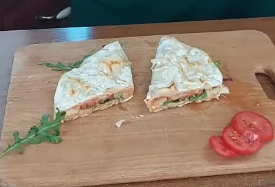 Бросил лаваш с фаршем на сковородку, 15 минут — и ешь: рецепт идеальной лепешки вместо шаурмы