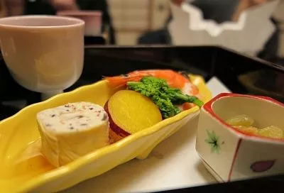 Быстро, вкусно, универсально: яичные рулетики с начинкой на все случаи жизни