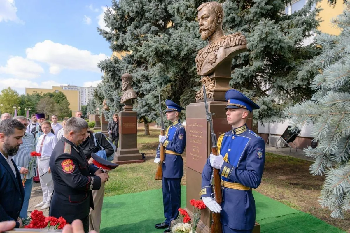 Бюст последнего российского императора установили на территории президентского кадетского училища по ул. Северной.