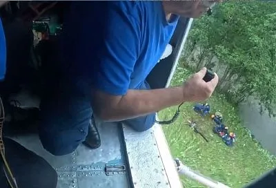 Сочинские спасатели эвакуировали травмированного туриста на вертолете со слияния рек Белой и Бирюзовой