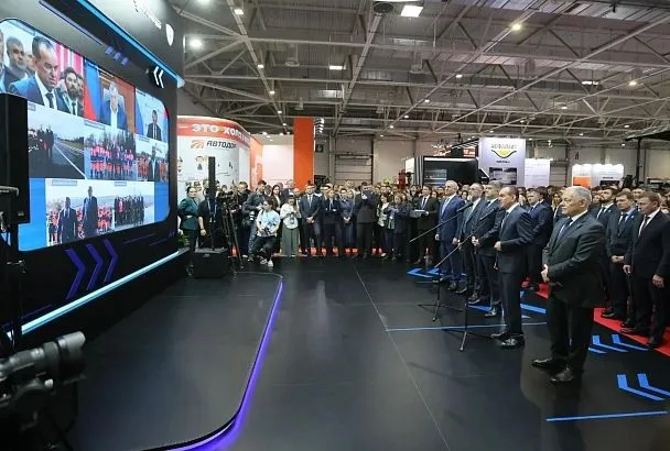 Марат Хуснуллин дал старт движению по отремонтированной дороге в Выселковском районе