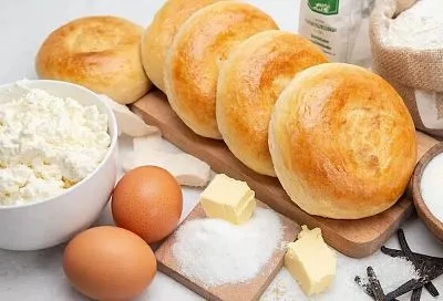 Творожные булочки без дрожжей: разминаю рассыпчатый творог вилкой — получаются воздушные, с нежной мякотью